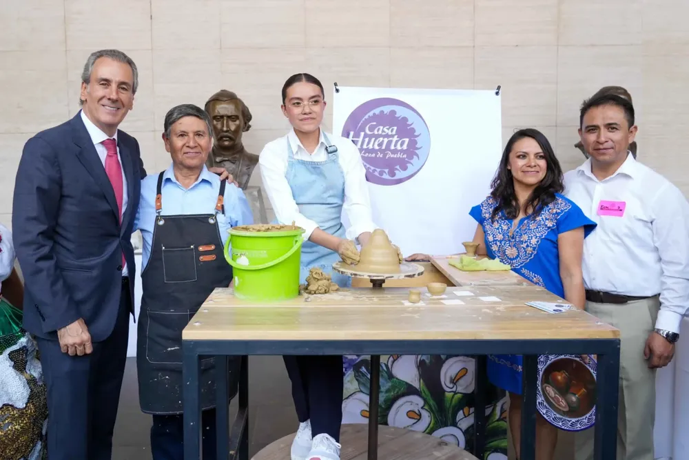 Inaugura-Pepe-Chedraui-exposicion-de-Puebla-en-San-Lazaro-1536x1024