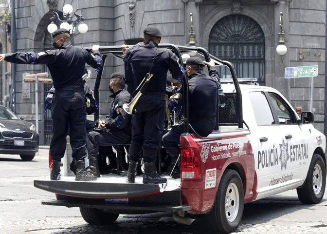 policías