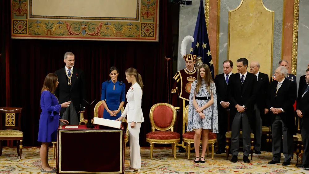 princesa-leonor-jura-constitucion-presidenta-congreso-francina-armengol-reyes-espana-felipe-letizia-dia-18-cumpleanos_98