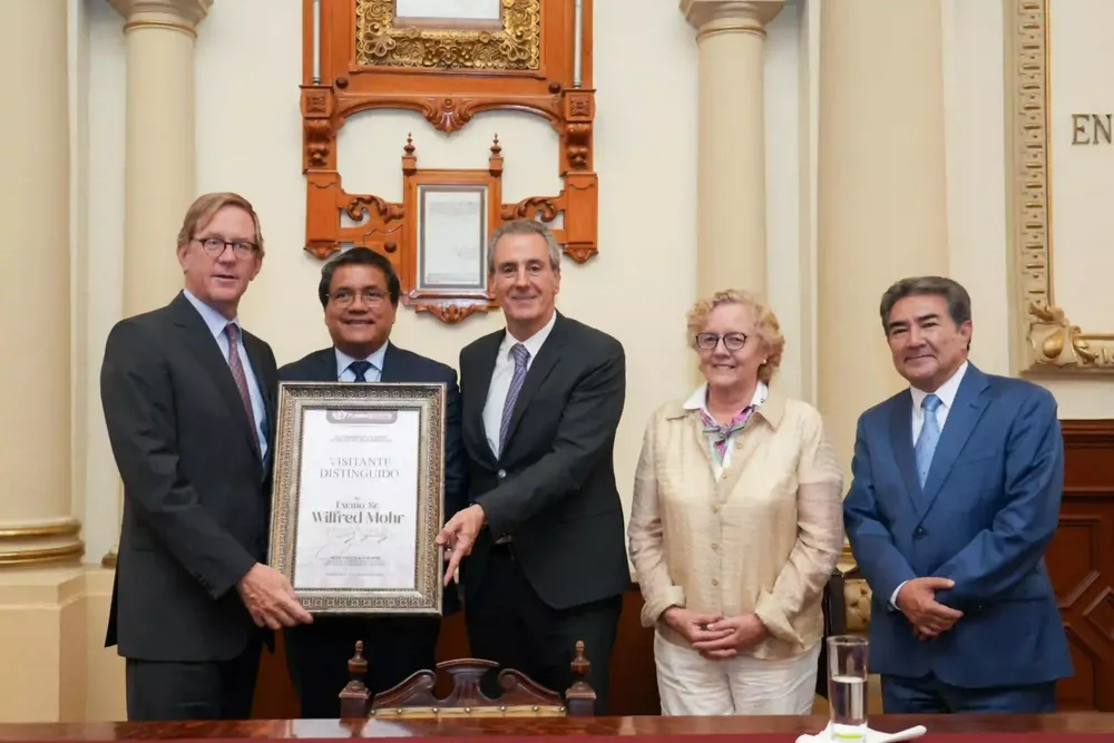 Pepe-Chedraui-entregando-reconocimiento-a-embajador-de-Paises-Bajos-1536x1024